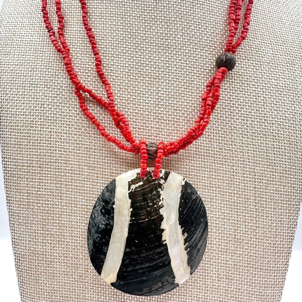 Vintage 90s Red Multi-Strand Beaded‎ Black Round Shell Pendant Necklace Jewelry